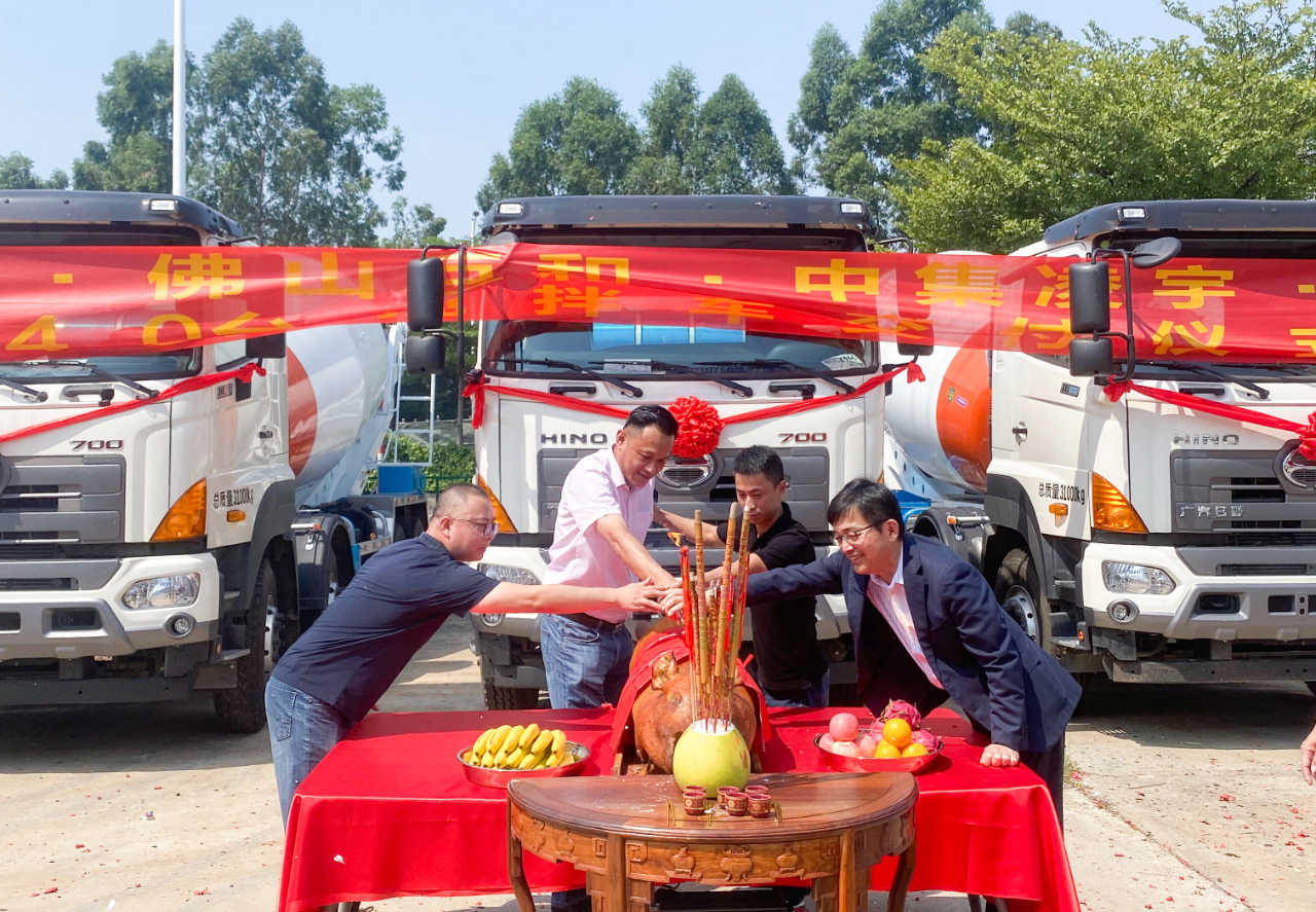 喜氣洋洋共相聚，40臺(tái)凌宇攪拌車交付大客戶！