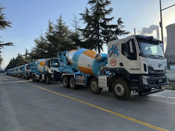 【發(fā)車新聞】再出發(fā)！年年歲歲常相“拌”，“柿柿如意”攪拌車交付時(shí)！