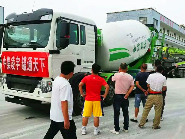 開(kāi)攤啦！凌宇攪拌車(chē)“擺攤兒”湖北，客戶(hù)當(dāng)場(chǎng)下單！