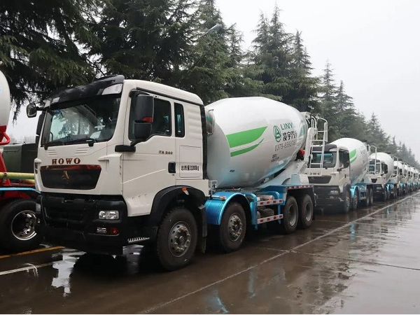 春雨濛濛，氣勢(shì)如虹！凌宇攪拌車(chē)震撼發(fā)車(chē)！