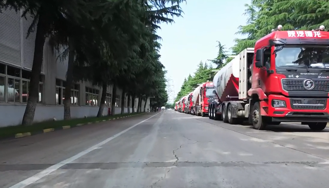 大單!100臺#粉罐半掛車 陸續(xù)發(fā)車，震撼#航拍