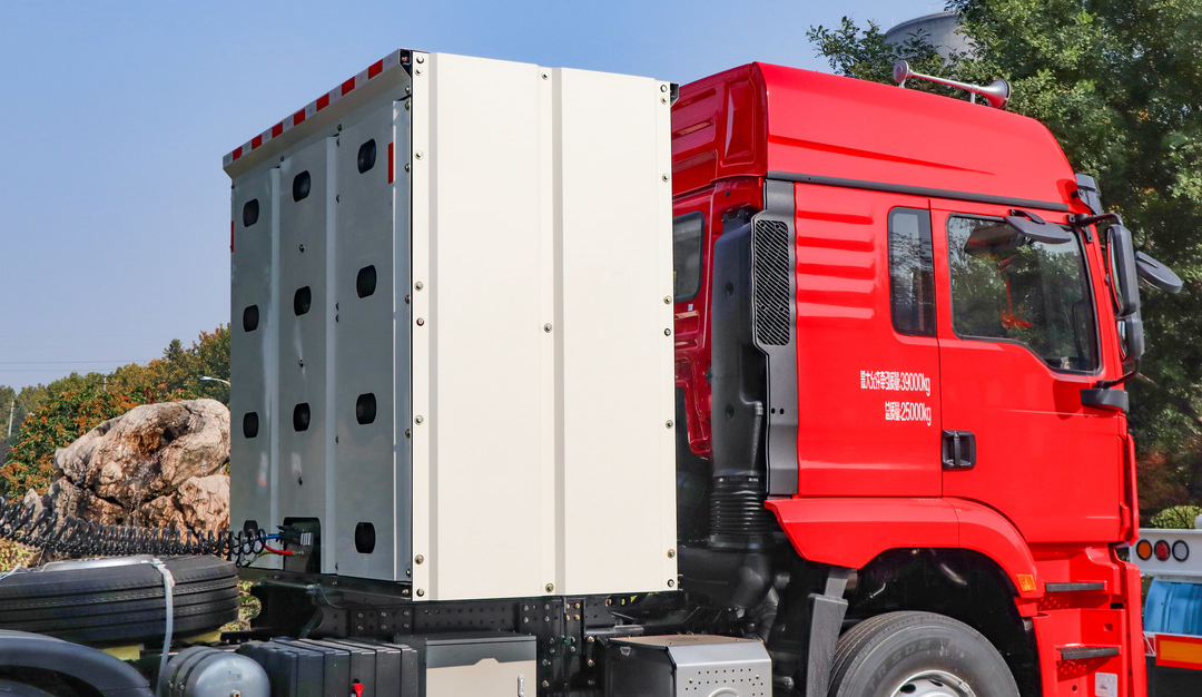 金秋暖陽，微風(fēng)和煦！凌宇新能源粉罐半掛批量奔赴西南地區(qū)