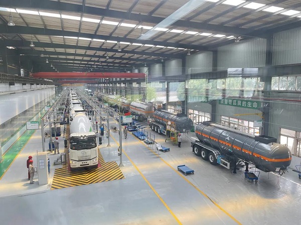 堅(jiān)守一線戰(zhàn)高溫，齊心協(xié)力保生產(chǎn)