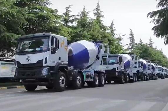 市場如此火爆，一批批新車交付用戶。場面壯觀！